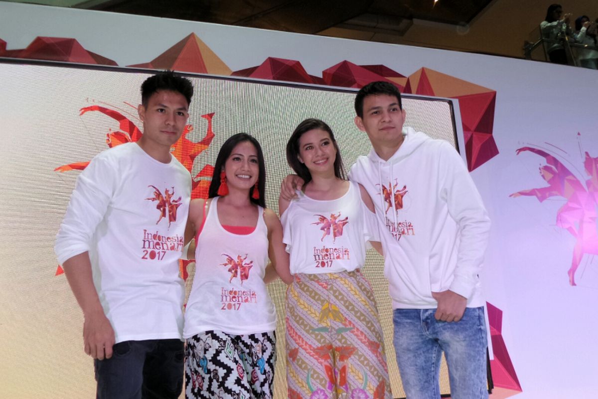 Artis sinetron Fero Walandouw, Yuki Kato, Marcel Darwin dan Rosmala Dewi dari CIOFF Indonesia di panggung Indonesia Menari 2017 di East Mall Grand Indonesia, Tanah Abang, Jakarta Pusat, Minggu (19/11/2017).