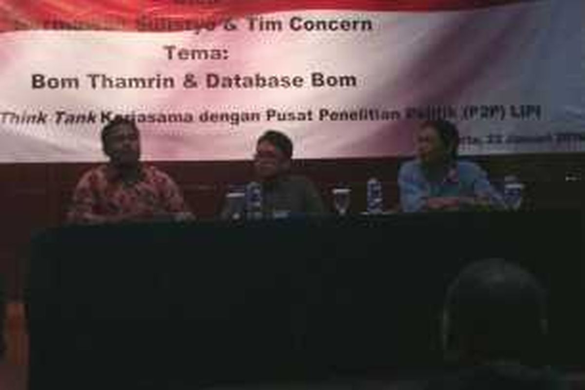 Peneliti Lembaga Ilmu Pengetahuan Indonesia (LIPI) Hermawan Sulistyo (paling kiri) dalam seminar dan presentasi Bom Thamrin dan Data Base Bom di Gedung LIPI, Jakarta. Jumat (22/1/2016)
