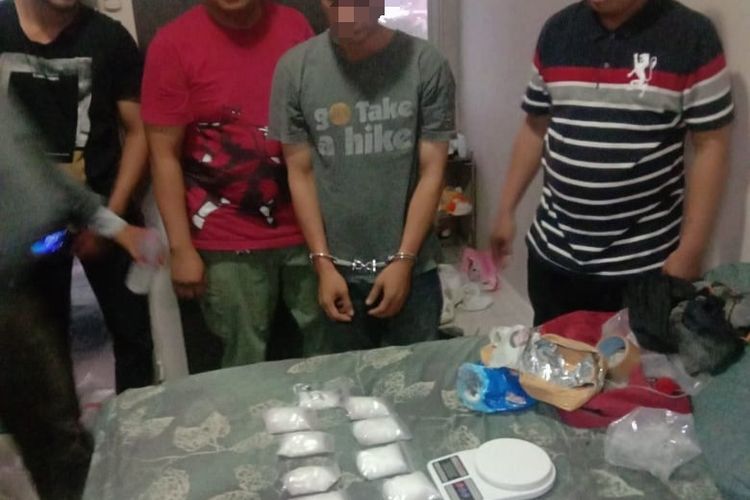 Polsek Tambora mengamankan N yang ingin mengedarkan narkoba jenis sabu seberat 1,8kg di wilayah Jakarta Barat