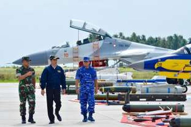 Presiden Joko Widodo bersama Panglima TNI Jenderal Gatot Nurmantyo (kiri) dan Panglima AU Marsekal Agus Supriatna (kanan) saat meninjau latihan militer di Kepulauan Natuna yang berbatasan dengan Laut China Selatan.