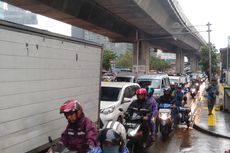 Anggota PPSU Bersihkan Lumpur Sisa Banjir di Jalan Dr Satrio