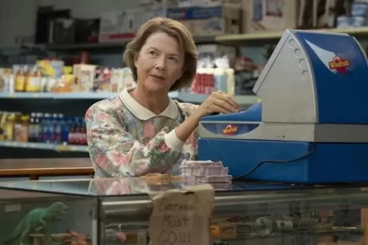 Annette Bening berperan sebagai Marge, membantu Jerry mencetak ribuan nomor lotre yang menang.