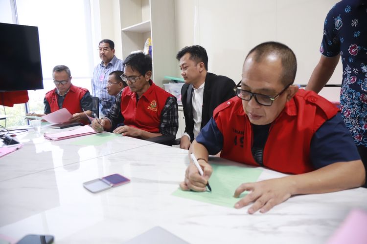 Kasus Pungli Perizinan ESDM Jatim, 3 Pejabat Dilimpahkan ke Kejari Surabaya