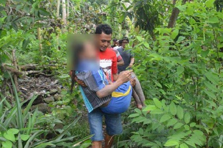 Seorang pasien orang dengan gangguan jiwa (ODGJ) di Kampung Wolokolo, Kelurahan Kota Ndora, Kecamatan Borong, Kabupaten Manggarai Timur, Flores, NTT, berinsial HL (36), Rabu (17/1/2018), digotong oleh saudaranya dari pondok menuju mobil untuk dibawa ke panti dan Klinik Renceng Mose Ruteng untuk memperoleh perawatan dan terapi.