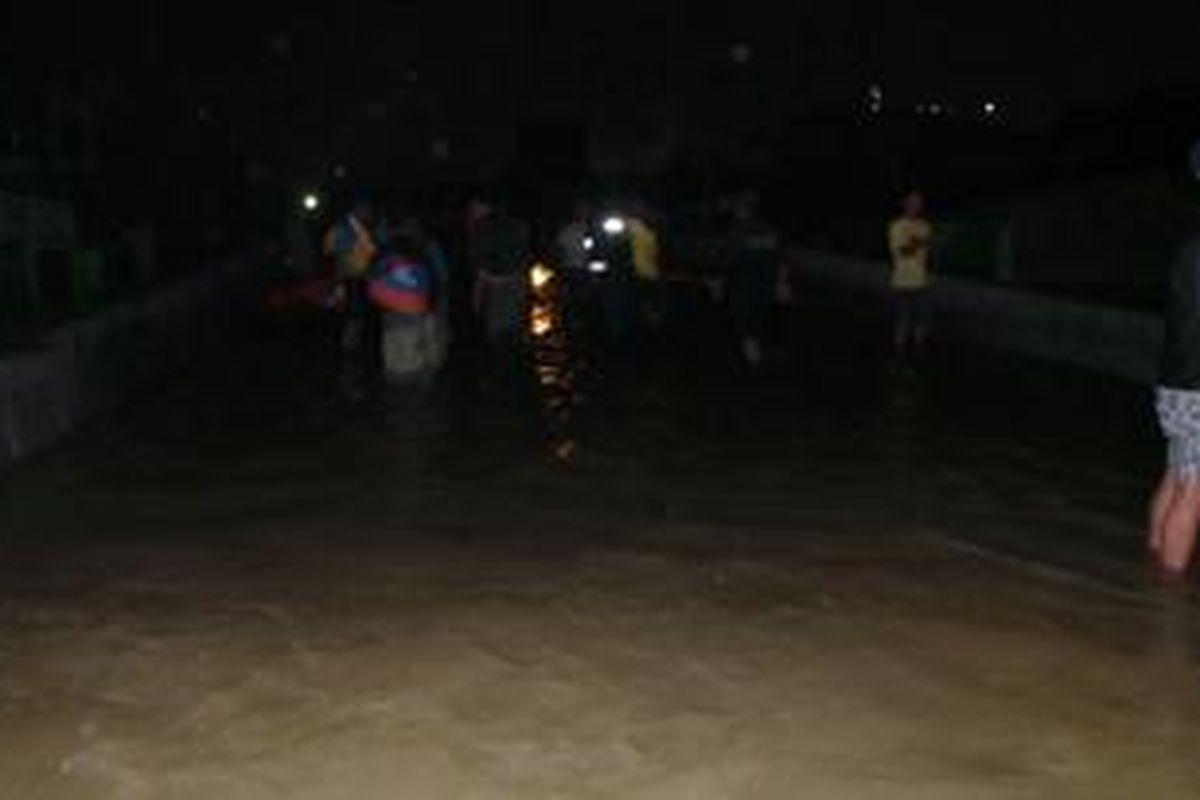 Jalur menurun di fly over Kalibata, Selasa (21/1/2014) malam, sudah direndam bajir luapan Kali Ciliwung. Lalu lintas di sana kini terputus tidak dapat dilintasi kendaraan.