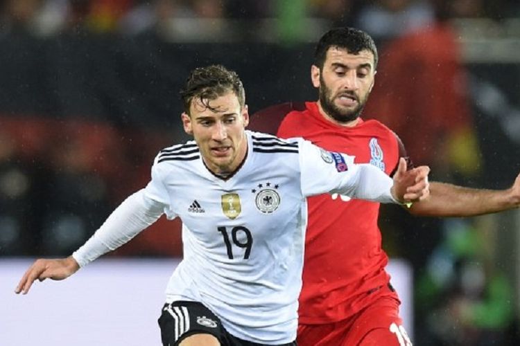 Gelandang tim nasional Jerman, Leon Goretzka (kiri), berebut bola dengan gelandang Azerbaijan, Rahid Amirguliyev, pada laga kualifikasi Piala Dunia 2018 di Mainz, Jerman Barat, 8 Oktober 2017.