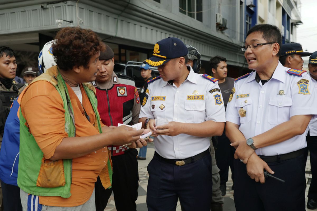 Dishub Surabaya saat tertibkan pelanggar parkir sembarangan, Selasa (9/12/2025).