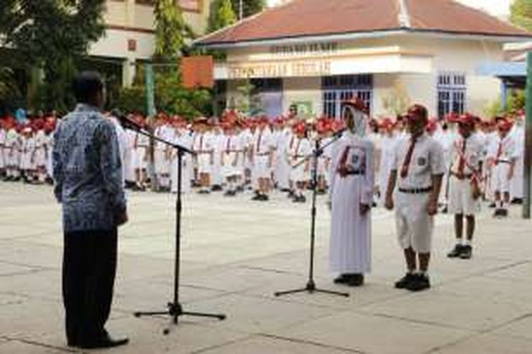 Siswa SD 004 Nunukan upacara bendera di hari pertama masuk sekolah. Penerimaan siswa baru di SD 04 diwarnai pengancaman oleh orang tua siswa.