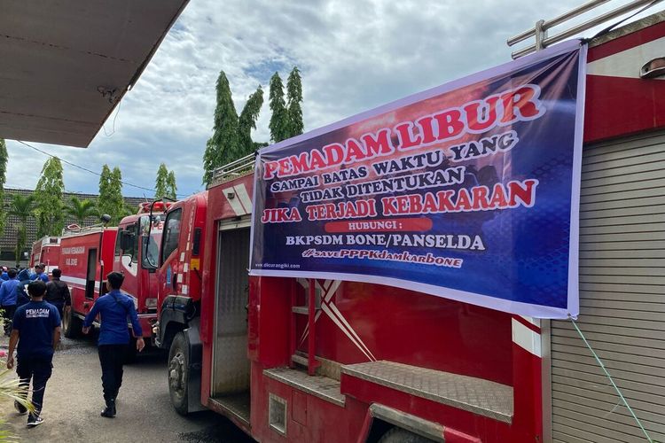 Puluhan petugas pemadam kebakaran (Damkar) Kabupaten Bone, Sulawesi Selatan menggelar unjukrasa dengan menyerahkan kunci armada pemadam kepada panitia seleksi daerah (Panselda) Pegawai Pemerintah dengan Perjanjian Kontrak. Senin, (5/2/2024).