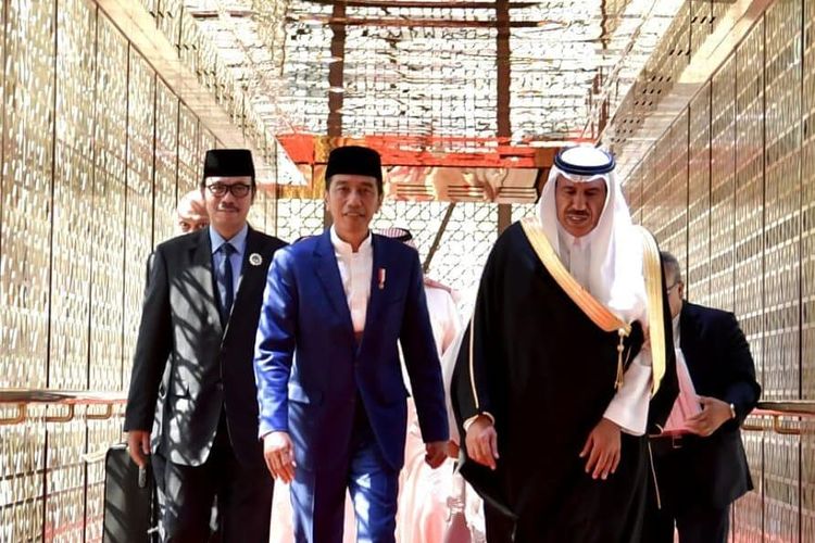 Kedatangan Jokowi di Bandara King Khalid disambut oleh Gubernur Riyadh, Pangeran Faisal Bin Bandar al-Saud.