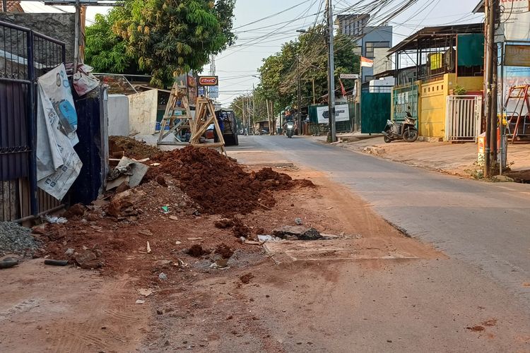 Salah satu galian saluran air yang belum tertutup sempurna di Jalan Asem Baris Raya, Tebet, Jakarta Selatan, Senin (9/10/2023).