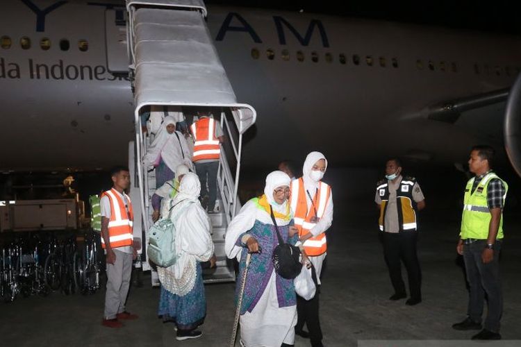  Jamaah haji kelompok terbang (kloter) pertama saat tiba di Bandara Internasional Sultan Iskandar Muda (SIM), Aceh Besar, Aceh, Rabu (5/7/2023). 
