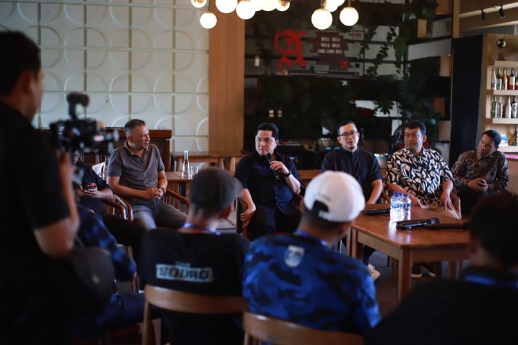 Ketua Umum PSSI Erick Thohir (tengah) saat bertemu dengan Aremania membahas Tragedi Kanjuruhan di salah satu kafe di Kota Malang, Jumat (3/2/2023) siang.