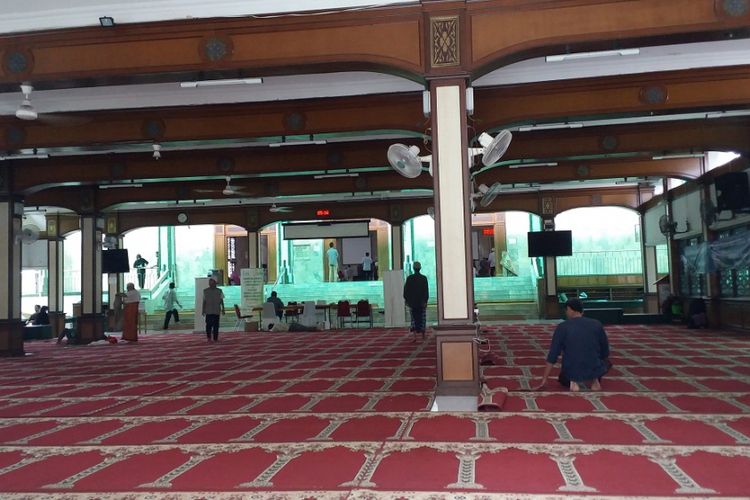 Suasana di bagian dalam tempat ibadah Masjid Sunda Kelapa, Jalan Taman Sunda Kelapa, Menteng, Jakarta Pusat, Jumat (23/6/2017).