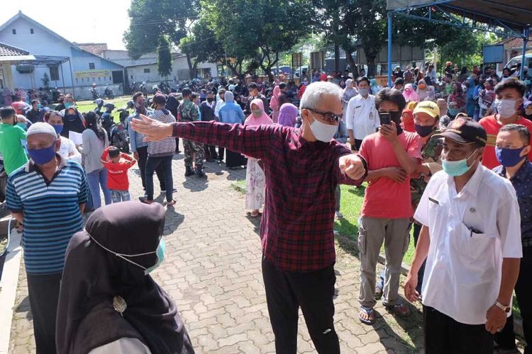 Gubernur Jawa Tengah Ganjar Pranowo melihat proses pencairan Bantuan Sosial Tunai akibat Covid-19 di Kantor Kecamatan Secang, Kabupaten Magelang, Rabu (10/6/2020). Gubernur meminta proses pencairan untuk diperbaiki dengan menambah petugas dan mengurangi kerumunan antrean.