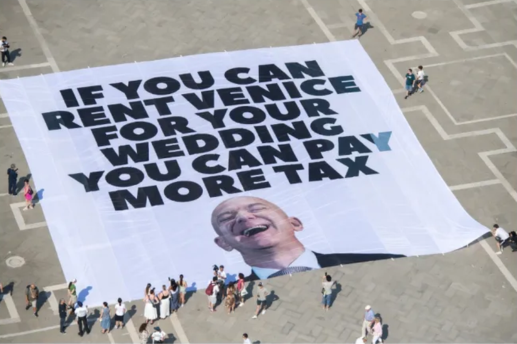 Spanduk Greenpeace dan Everyone Hates Elon yang menentang pernikahan Jeff Bezos di Venesia