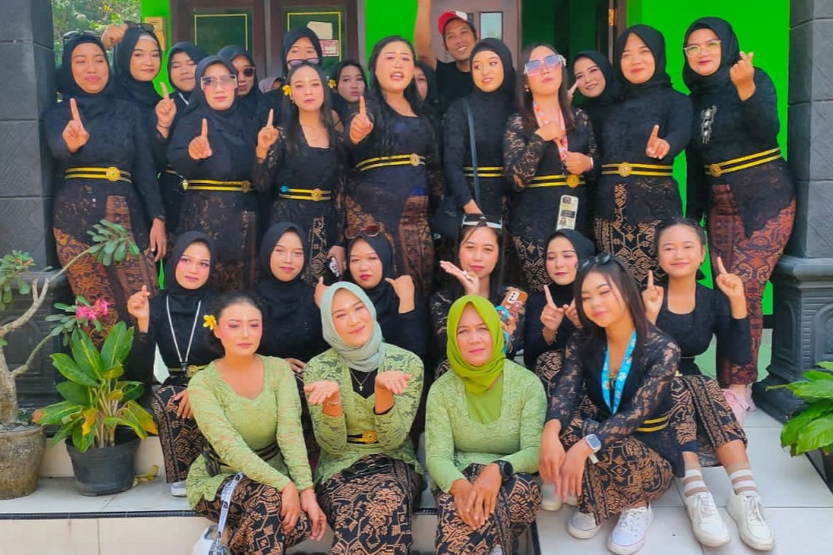 Kostum karnaval baju adat