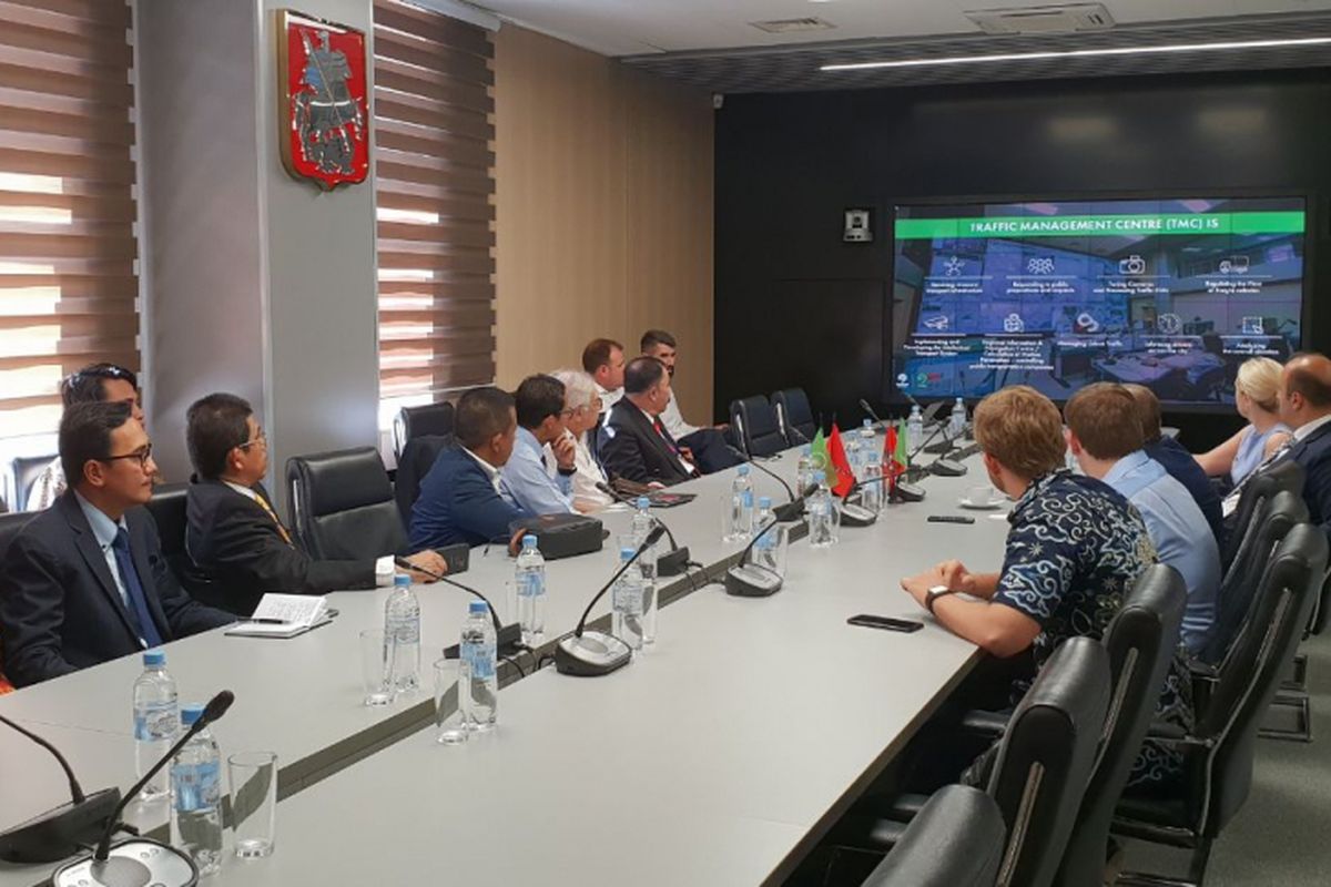 Wakil Gubernur DKI Jakarta Sandiaga Uno di Moscow Traffic Management Centre (TMC) yang menjadi pusat komando, pengendalian, dan pengawasan lalu lintas Moskwa, Rusia pada Kamis (2/8/2018). 