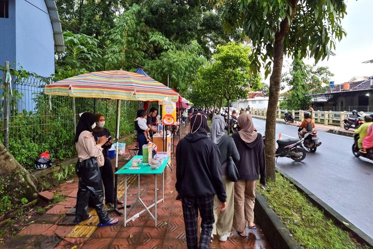 Tempat Ngabuburit sekitar UGM dan UNY sepanjang 1,2 km dari pintu masuk Masjid Kampus UGM sisi timur sampai perempatan Jalan Agro, Minggu (26/3/2023).