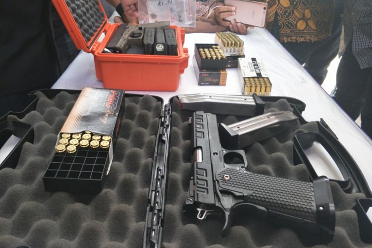 Senjata jenis Glock 17 dan senjata api jenis Akai costum yang digunakan dua tersangka kasus peluru nyasar di Gedung DPR RI untuk berlatih menembak pada Senin (15/10/2018).