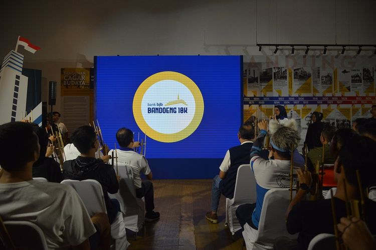 Dalam semangat menggaungkan pesona Kota Bandung, bank bjb bersama Harian Kompas menggelar ajang lari bank bjb Bandoeng 10K. Acara ini diluncurkan secara resmi pada konferensi pers di Museum Sejarah Kota Bandung pada Sabtu (8/3/2025).