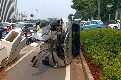 Tabrak Beton Pembatas Jalur Sepeda di Sudirman, Mobil Avanza Terguling dan Ringsek