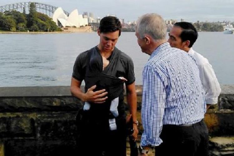 Presiden Joko Widodo dan Perdana Menteri Australia Malcolm Turnbull bercakap-cakap dengan Isaac, warga Sydney, Australia. Minggu (26/2). Peristiwa itu terjadi saat pemimpin kedua negara itu berjalan kaki santai di taman kota Royal Botanic Garden, Sydney, akhir pekan lalu.