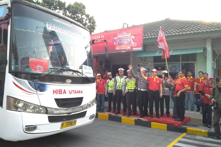 Pelepasan pemudik pengusaha Warmindo oleh PT Indofood CBP Sukses Makmir (ICBP) di Pabrik Indofood Tangerang, Senin (11/6/2018).