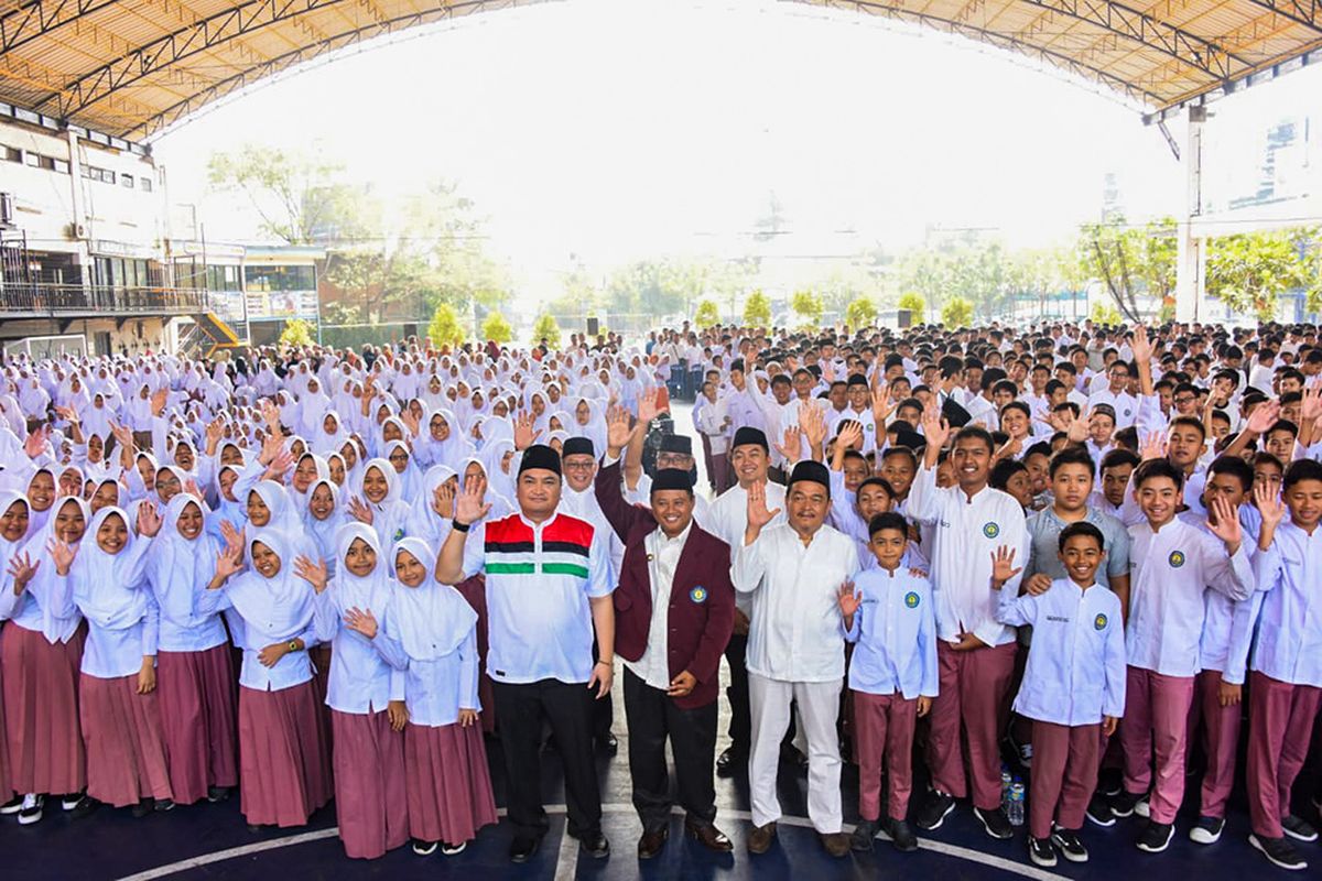 Plh Gubernur Jawa Barat, Uu Ruzhanul Ulum saat memberikan ceramah dalam acara peringatan Maulid Nabi Muhammad SAW 1441 Hijriah di Yayasan Al Masoem, Kab. Sumedang, Jumat (8/11/19).