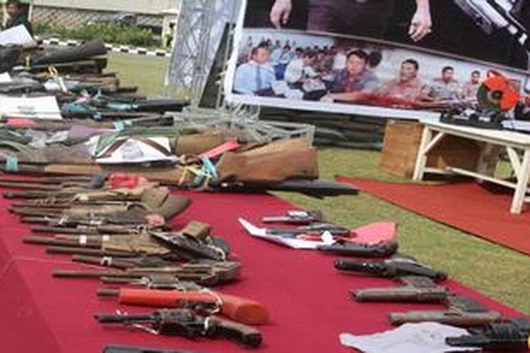 Senjata-senjata api rakitan hasil sitaan Polda Sumsel dalam Operasi Musi 2013 yang dimusnahkan di Palembang, Sumatera Selatan, Rabu (27/2/2013). Selama dua bulan terakhir saja, Polda Sumsel menyita 311 senjata api rakitan yang 47 di antaranya digunakan dalam tindak kriminal.