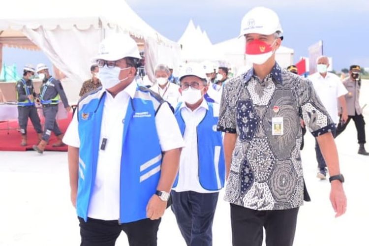 Tinjauan Gubernur Jawa Tengah Ganjar Pranowo ke proyek Tol Semarang-Demak dilakukan bersama Presiden Komisaris PTPP (Persero) Tbk Andi Gani Nena Wea.