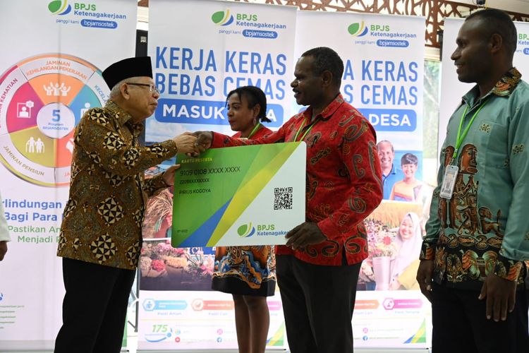 Wapres Ma'ruf Amin menyerahkan kartu BPJS Ketenagakerjaan secara simbolis kepada 20.000 pekerja rentan yang merupakan orang asli Papua (OAP).
