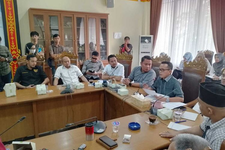 Rapat dengar pendapat (hearing) Bawaslu Bandar Lampung dengan Komisi III DPRD Kota Bandar Lampung, Rabu (10/5/2023) terkait penggunaan mobil dinas pemkot untuk pemasangan bendera parpol.