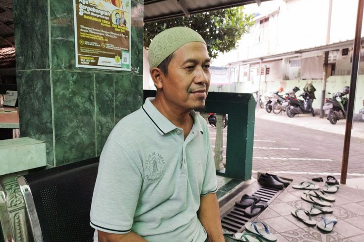 Pariyono (50), seorang marbut yang membantu menjaga kebersihan di Masjid Al-Abrar, Tanah Abang, Jakarta Pusat, pada Kamis (30/3/2023). (KOMPAS.com/XENA OLIVIA)