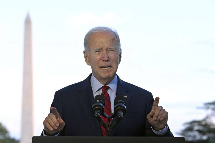 Pemimpin Al Qaeda tewas dibunuh AS. Presiden Amerika Serikat Joe Biden berpidato di Blue Room Balcony, Gedung Putih, Senin (1/8/2022), saat mengumumkan kematian Ayman Al Zawahiri oleh drone AS di Afghanistan.