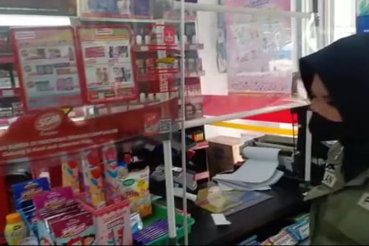 Jelang hari Valentine, Satuan Polisi Pamong Praja (Satpol PP) Pemerintah Kota Makassar melakukan razia kondom dan tisu magic di minimarket yang dijual bebas.