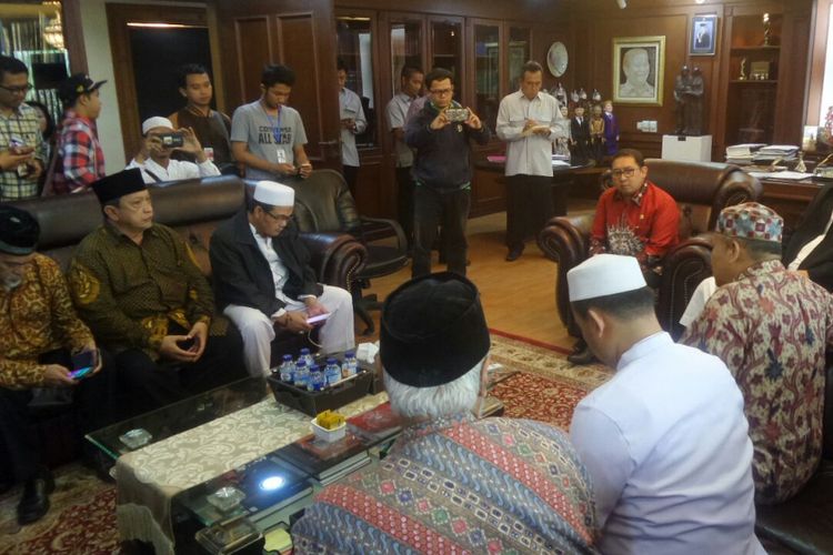 Wakil Ketua DPR RI Fadli Zon menerima kunjungan Forum Umat Islam di ruang kerjanya, di Kompleks Parlemen, Senayan, Jakarta, Senin (25/9/2017).