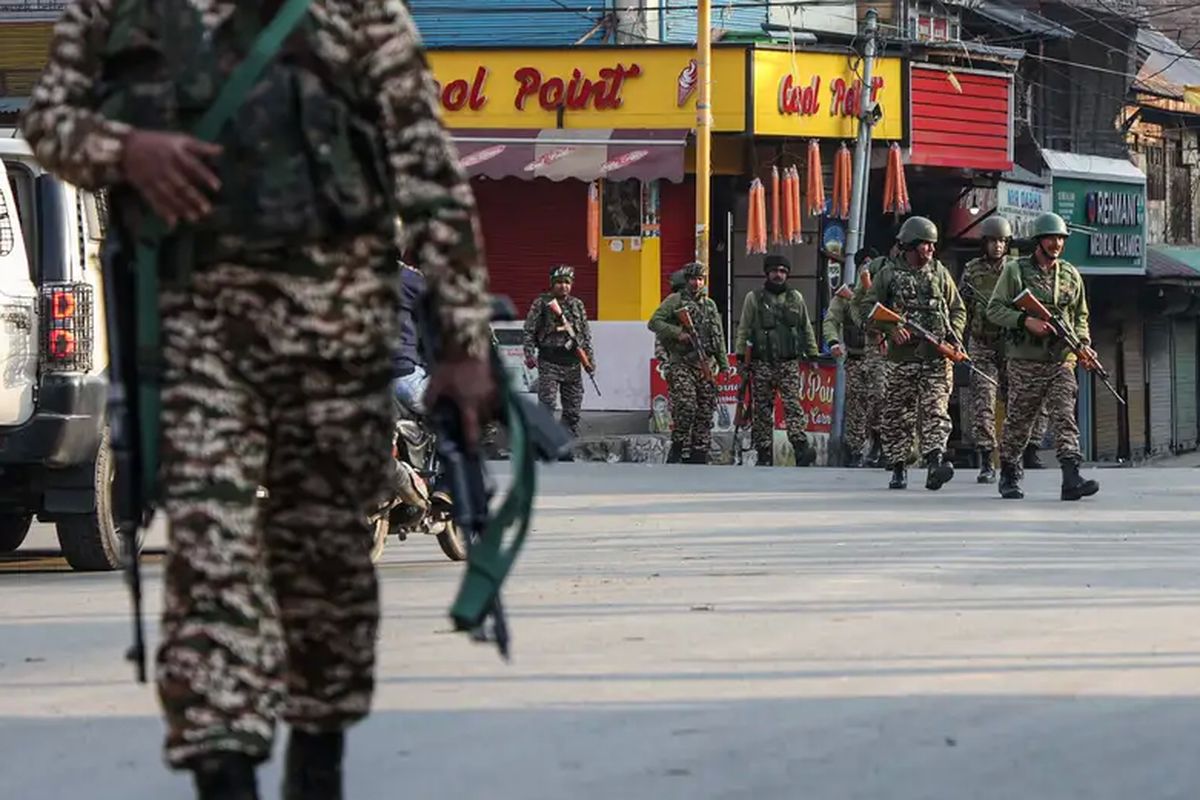 Pasukan tentara India berpatroli di jalanan Pahalgam.