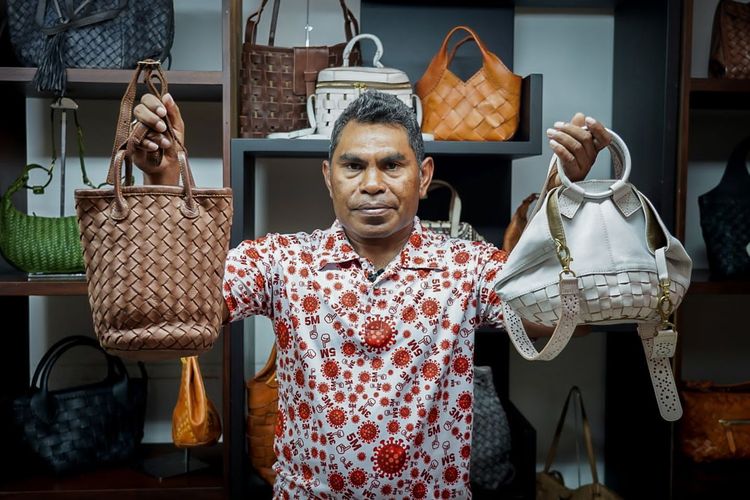 Pemilik produk tas kulit CV Real Issue Sany Kamengmau, pria kelahiran Nusa Tenggara Timur (NTT).
