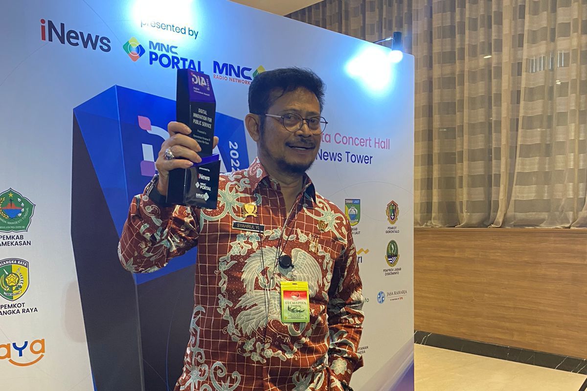 Menteri Pertanian (Mentan) Syahrul Yasin Limpo (SYL) saat menerima penghargaan Digital Inovation Award (DIA) 2022 untuk kategori digital innovation for public service, Kamis (31/3/2022).
