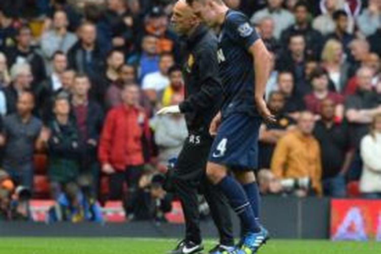 Bek Manchester United, Phil Jones (nomor 4), bersama fisioterapis Rob Swire.