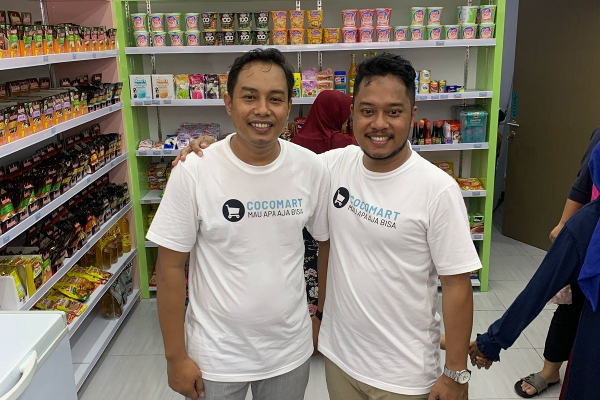 Ida Bagus KM Wedatama (kiri) yang merupakan lulusan Unmer Malang menjalani bisnis sejak kuliah.
