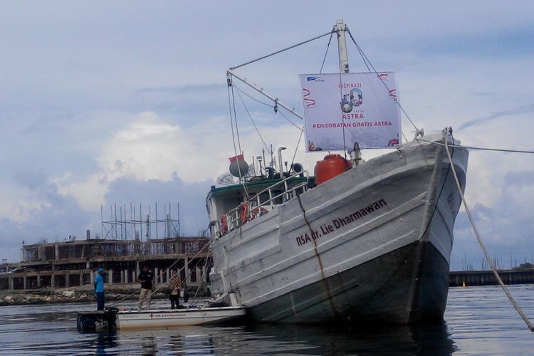 Kapal Rumah Sakit Apung (RSA) dr Lie Dharmawan bersandar di Pantai Losari, Makassar, Sulawesi Selatan, Minggu (19/11/2017).