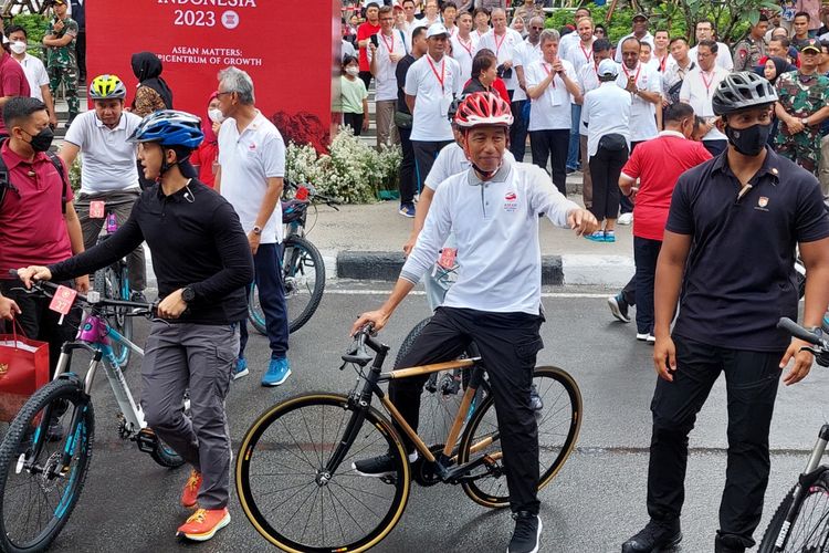 Presiden Joko Widodo (Jokowi) meninggalkan kawasan Sarinah, Jakarta Pusat, sembari bersepeda bersama Penjabat (Pj) Gubernur DKI Jakarta Heru Budi Hartono, pada Minggu (29/1/2023).