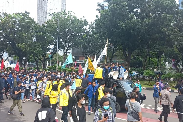 Massa aksi BEM SI longmarch dari Jalan Medan Merdeka Selatan menuju kawasan Patung Kuda Arjuna Wiwaha, Jakarta Pusat, Kamis (21/4/2022).