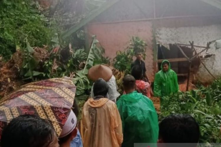Rumah warga di Kampung Kasintu, Desa Karyamukti, Kecamatan Campaka, Kabupaten Cianjur, Jawa Barat, tertimbun longsor setelah hujan turun lebat lebih dari tiga jam, Rabu (10/1/2024). 