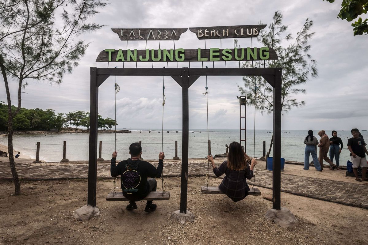 Wisatawan beraktivitas di sekitar bibir pantai Kawasan Ekonomi Khusus (KEK) Tanjung Lesung, Pandeglang, Banten, Minggu (13/2/2022). Pemerintah menetapkan KEK Tanjung Lesung sebagai destinasi wisata super prioritas dari 10 destinasi wisata yang ada di Indonesia guna mendongkrak pengembangan pemerataan wisata nasional.