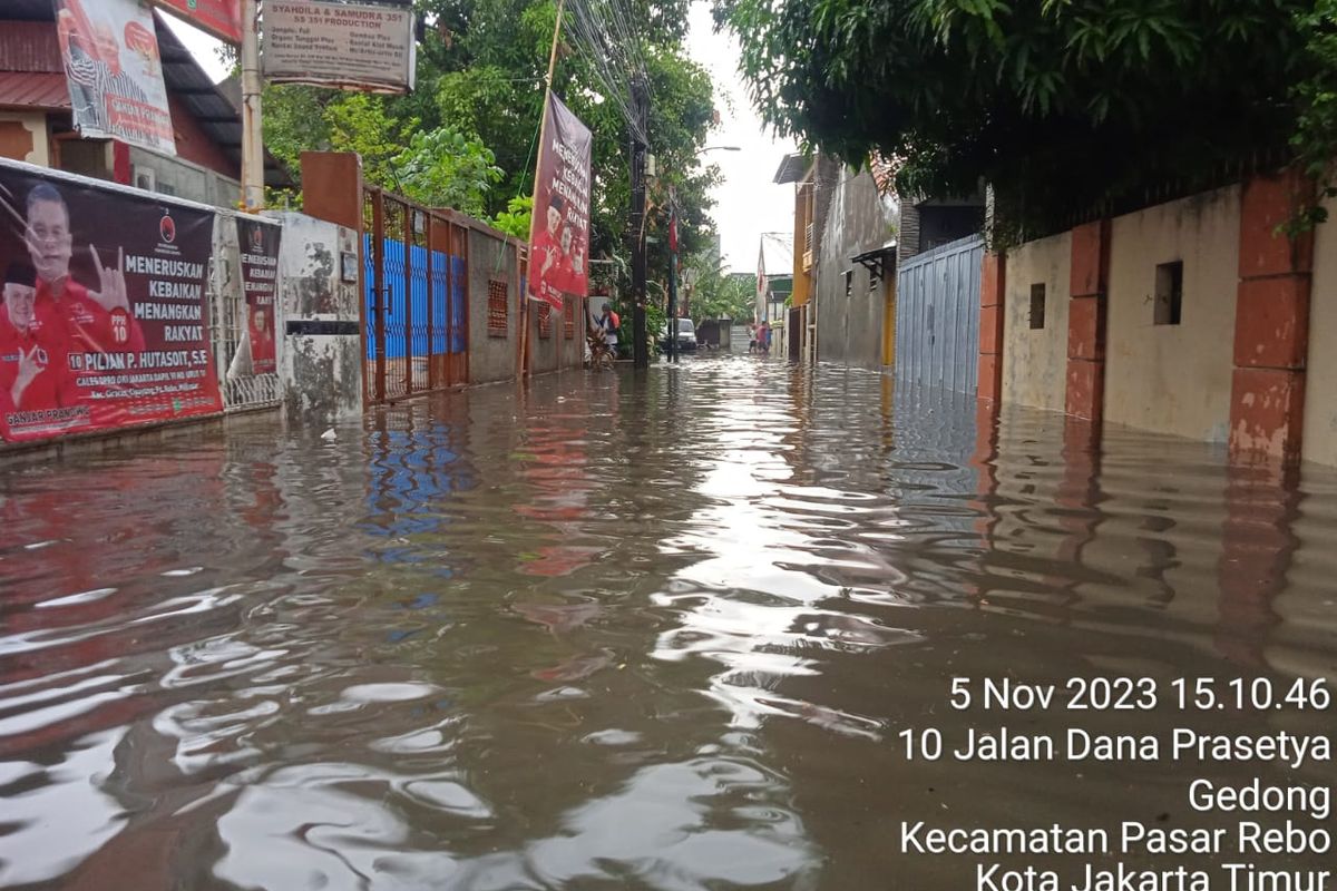 Wilayah RT 006 dan RT 010 di RW 08, Kelurahan Gedong, Kecamatan Pasar Rebo, Jakarta Timur, yang terendam banjir pada Minggu (5/11/2023).