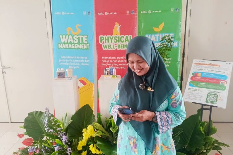 Perwakilan dari Dinas Lingkungan Hidup DKI Jakarta, Ria Lantasih dalam acara ASRI Menyapa di SMA Tarakanita 1, Kebayoran Baru, Jakarta Selatan, pada Kamis (21/8/2025).