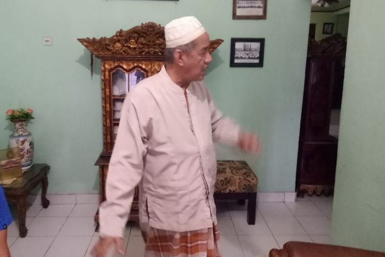 Suhaili (67), suami korban Nurdiana (66) menunjukkan lokasi diduga pelaku perampokan masuk ke rumahnya 